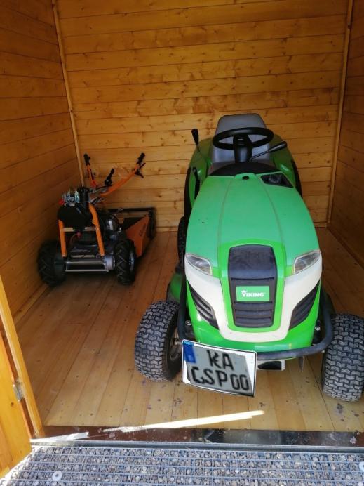 Der Rasentraktor im Gartenhaus untergebracht
